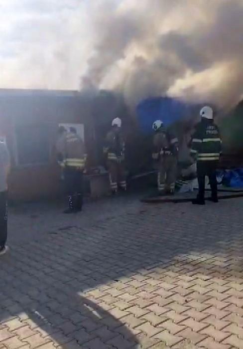 Depremzede yaşlı çiftin yaşadığı konteyner yanarak küle döndü