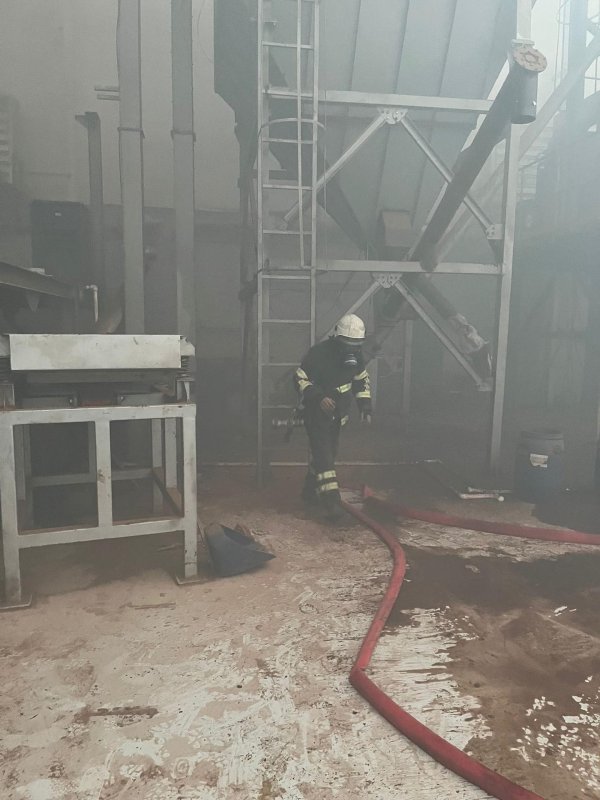 Reyhanlı’da fabrika yangını (Fotoğraflı) Ahmet Arslan HATAY (İHA) - Hatay’da çikolata fabrikasında çıkan yangın, itfaiye ekipleri tarafından büyümeden söndürüldü. Yangın, Reyhanlı ilçesi Yeşilova Mahallesi’nde bulunan çikolata fabrikasında yaşandı. Alelverin fark edilmesi üzerine bölgeye itfaiye ekipleri sevk edildi. Yangın, ekiplerin hızlı müdahalesiyle büyümeden kısa sürede kontrol altına alındı. Yangında fabrika zarar gördü.