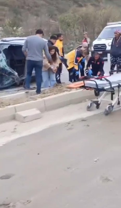 Hatay'da takla atan otomobil yan yattı: 5 yaralı