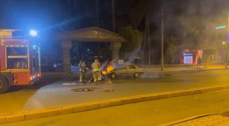 Hatay'da seyir halindeki otomobil alevlere teslim oldu