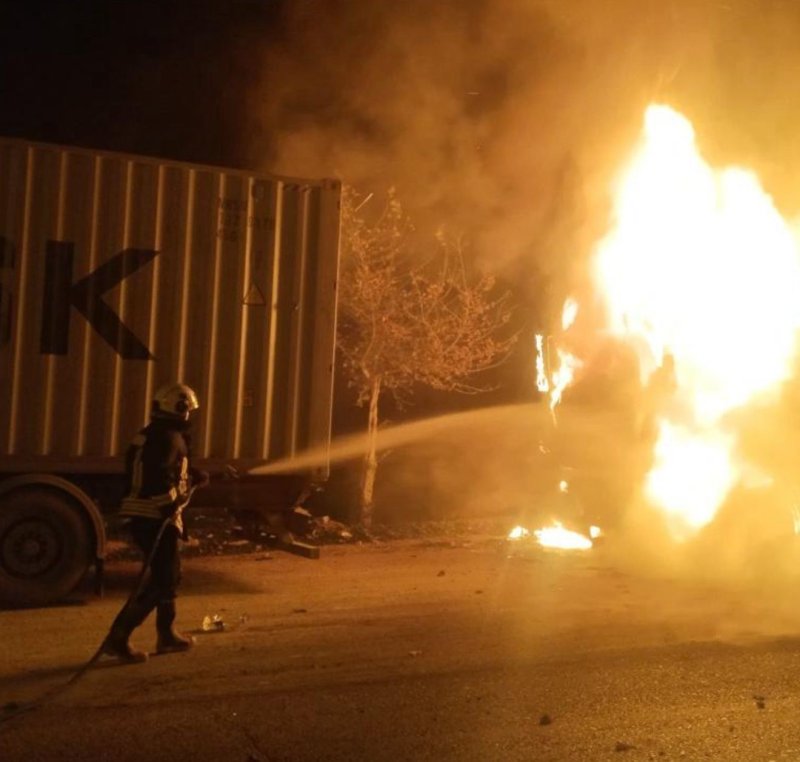 Hatay'da alevlere teslim olan tır kullanılamaz hale geldi