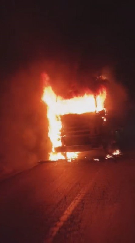 Hatay'da alevlere teslim olan tır kullanılamaz hale geldi