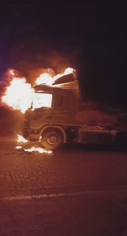 Hatay'da alevlere teslim olan tır kullanılamaz hale geldi