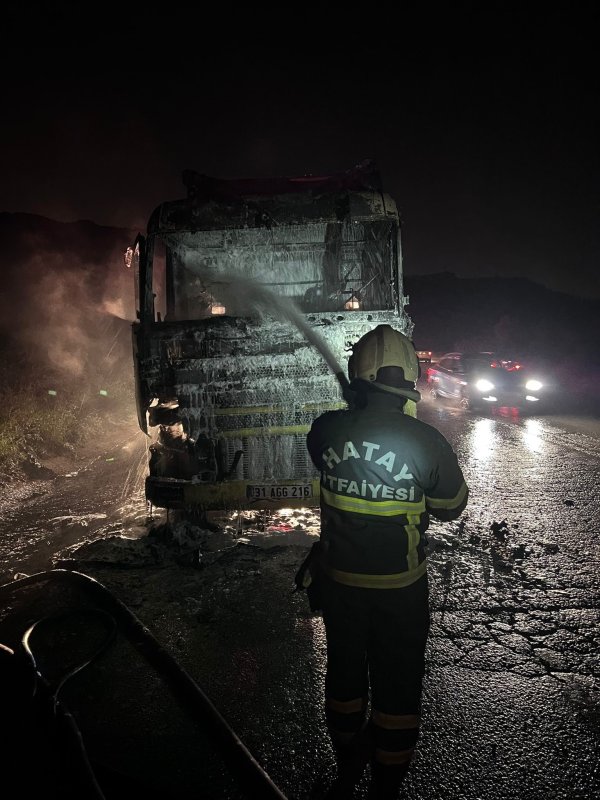 Hatay'da alevlere teslim olan tır kullanılamaz hale geldi