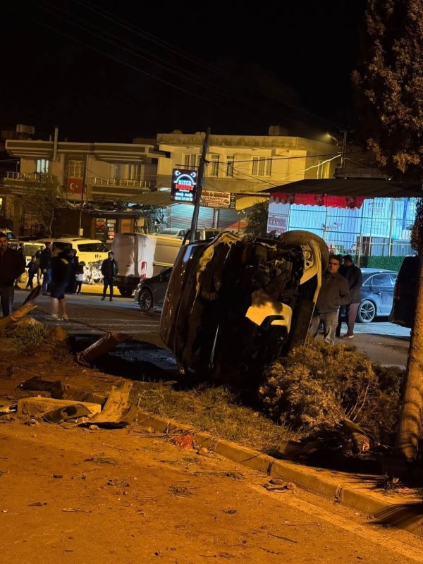 Tofaş ile çarpışan otomobil takla attı (Fotoğraflı) Cemal Kılınç HATAY (İHA) - Hatay'da dönüş yapmak isteyen Tofaş ile çarpışan otomobilin takla attığı anlar kameraya yansıdı. Kaza, Antakya ilçesi Avsuyu Mahallesinde yaşandı. Caddede dönüş yapmak isteyen Tofaş marka otomobile çarpan seyir halindeki otomobil takla atarak yan yattı. Araç sürücülerinin hafif şekilde yaralandığı kaza anı ise anbean güvenlik kamerasına yansıdı.
