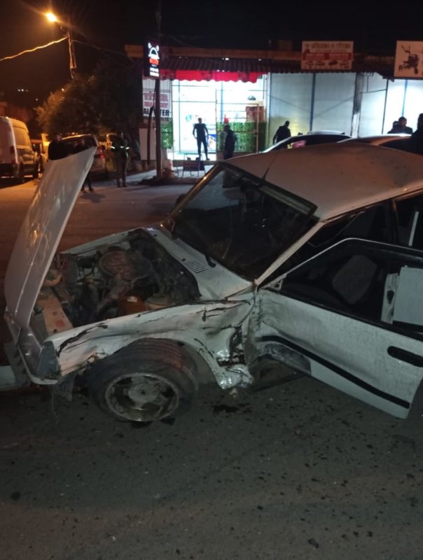  Tofaş ile çarpışan otomobil takla attı (Fotoğraflı) Cemal Kılınç HATAY (İHA) - Hatay'da dönüş yapmak isteyen Tofaş ile çarpışan otomobilin takla attığı anlar kameraya yansıdı. Kaza, Antakya ilçesi Avsuyu Mahallesinde yaşandı. Caddede dönüş yapmak isteyen Tofaş marka otomobile çarpan seyir halindeki otomobil takla atarak yan yattı. Araç sürücülerinin hafif şekilde yaralandığı kaza anı ise anbean güvenlik kamerasına yansıdı.