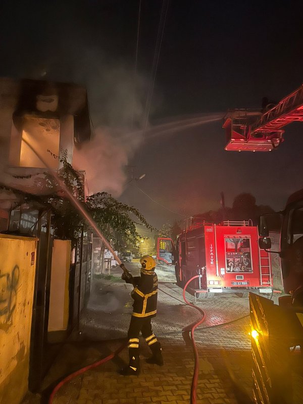 Hatay'da müstakil ev alevlere teslim oldu
