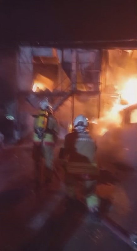 İşçilerin kaldığı konteyner yatakhane alevlere teslim oldu