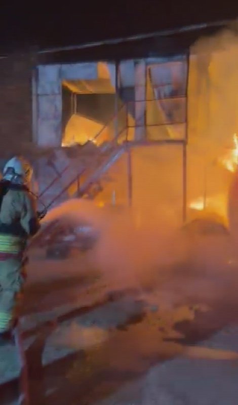 İşçilerin kaldığı konteyner yatakhane alevlere teslim oldu