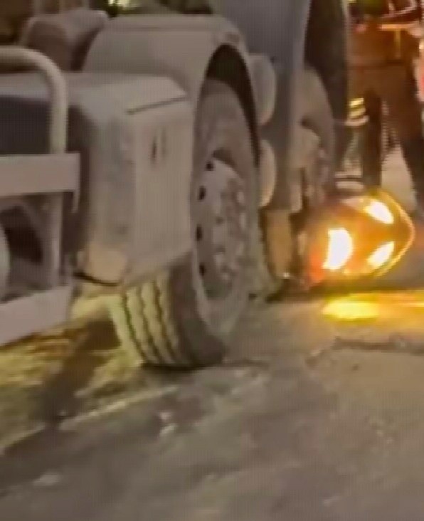 Hatay'da mikserin altında kalan motosiklet sürücüsü hayatını kaybetti (Fotoğraflı) Cemal Kılınç HATAY (İHA) - Hatay'ın Defne ilçesinde seyir halindeki mikserin altında kalarak ezilen motosiklet sürücüsü hayatını kaybetti. Kaza, Çekmece Mahallesi üst geçitte meydana geldi. Seyir halindeki M.D. idaresindeki 31 APB 438 plakalı mikser, Refik Diyapoğlu (39) yönetimindeki 31 BAG 081 plakalı motosikletle çarpıştı. Çarpışmanın şiddetiyle mikserin altında kalan motosikletli ağır yaralandı. Çevredeki vatandaşların ihbarı üzerine adrese polis, ambulans ve itfaiye ekipleri sevk edildi. İtfaiye ekiplerince çıkarılarak sağlık ekiplerine teslim edilen motosikletli, ilk müdahalesinin ardından sevk edildiği hastanede tüm müdahalelere rağmen kurtarılamayarak hayatını kaybetti. Polis kazayla ilgili inceleme başlattı.