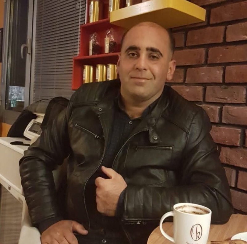 Hatay'da mikserin altında kalan motosiklet sürücüsü hayatını kaybetti (Fotoğraflı) Cemal Kılınç HATAY (İHA) - Hatay'ın Defne ilçesinde seyir halindeki mikserin altında kalarak ezilen motosiklet sürücüsü hayatını kaybetti. Kaza, Çekmece Mahallesi üst geçitte meydana geldi. Seyir halindeki M.D. idaresindeki 31 APB 438 plakalı mikser, Refik Diyapoğlu (39) yönetimindeki 31 BAG 081 plakalı motosikletle çarpıştı. Çarpışmanın şiddetiyle mikserin altında kalan motosikletli ağır yaralandı. Çevredeki vatandaşların ihbarı üzerine adrese polis, ambulans ve itfaiye ekipleri sevk edildi. İtfaiye ekiplerince çıkarılarak sağlık ekiplerine teslim edilen motosikletli, ilk müdahalesinin ardından sevk edildiği hastanede tüm müdahalelere rağmen kurtarılamayarak hayatını kaybetti. Polis kazayla ilgili inceleme başlattı.