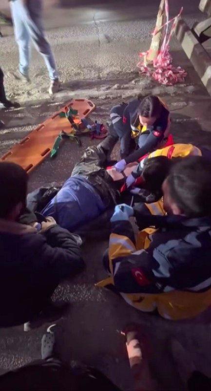Hatay'da mikserin altında kalan motosiklet sürücüsü hayatını kaybetti (Fotoğraflı) Cemal Kılınç HATAY (İHA) - Hatay'ın Defne ilçesinde seyir halindeki mikserin altında kalarak ezilen motosiklet sürücüsü hayatını kaybetti. Kaza, Çekmece Mahallesi üst geçitte meydana geldi. Seyir halindeki M.D. idaresindeki 31 APB 438 plakalı mikser, Refik Diyapoğlu (39) yönetimindeki 31 BAG 081 plakalı motosikletle çarpıştı. Çarpışmanın şiddetiyle mikserin altında kalan motosikletli ağır yaralandı. Çevredeki vatandaşların ihbarı üzerine adrese polis, ambulans ve itfaiye ekipleri sevk edildi. İtfaiye ekiplerince çıkarılarak sağlık ekiplerine teslim edilen motosikletli, ilk müdahalesinin ardından sevk edildiği hastanede tüm müdahalelere rağmen kurtarılamayarak hayatını kaybetti. Polis kazayla ilgili inceleme başlattı.