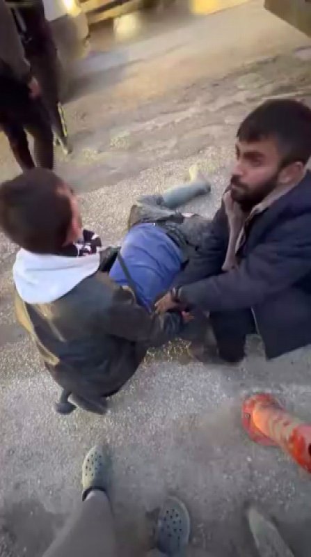 Hatay'da mikserin altında kalan motosiklet sürücüsü hayatını kaybetti (Fotoğraflı) Cemal Kılınç HATAY (İHA) - Hatay'ın Defne ilçesinde seyir halindeki mikserin altında kalarak ezilen motosiklet sürücüsü hayatını kaybetti. Kaza, Çekmece Mahallesi üst geçitte meydana geldi. Seyir halindeki M.D. idaresindeki 31 APB 438 plakalı mikser, Refik Diyapoğlu (39) yönetimindeki 31 BAG 081 plakalı motosikletle çarpıştı. Çarpışmanın şiddetiyle mikserin altında kalan motosikletli ağır yaralandı. Çevredeki vatandaşların ihbarı üzerine adrese polis, ambulans ve itfaiye ekipleri sevk edildi. İtfaiye ekiplerince çıkarılarak sağlık ekiplerine teslim edilen motosikletli, ilk müdahalesinin ardından sevk edildiği hastanede tüm müdahalelere rağmen kurtarılamayarak hayatını kaybetti. Polis kazayla ilgili inceleme başlattı.
