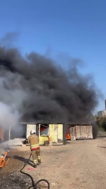 İşçilerin kaldığı konteyner yatakhane alevlere teslim oldu