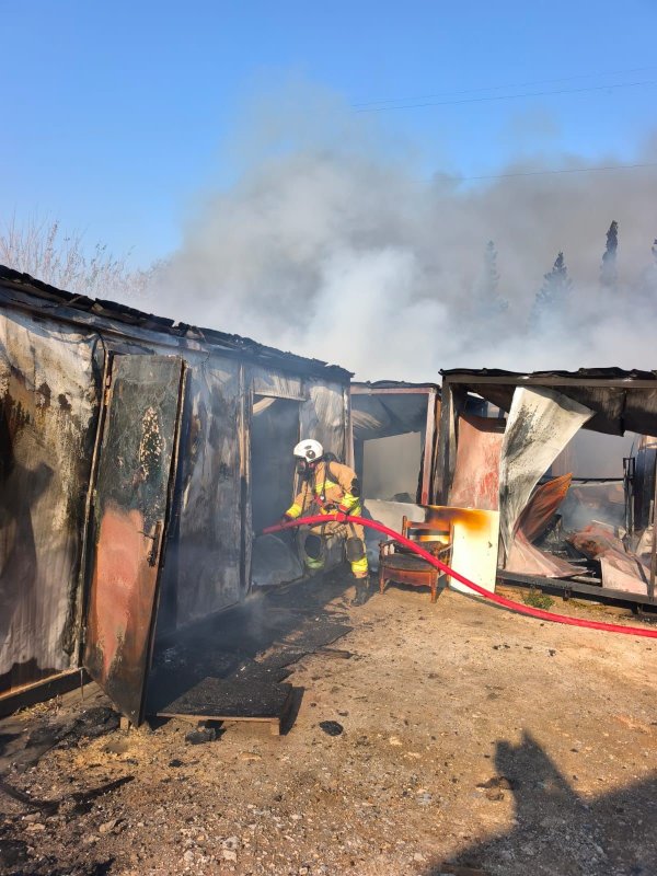İşçilerin kaldığı konteyner yatakhane alevlere teslim oldu