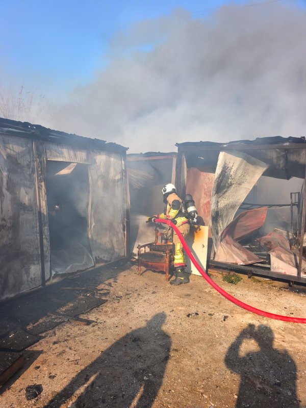 İşçilerin kaldığı konteyner yatakhane alevlere teslim oldu