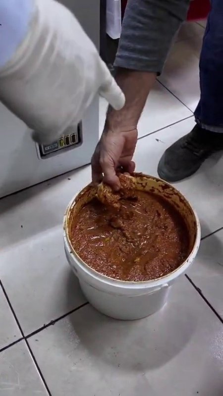Baharatın içine bozulmasın diye bırakılan çiğ et, zabıta ekiplerini şaşırttı