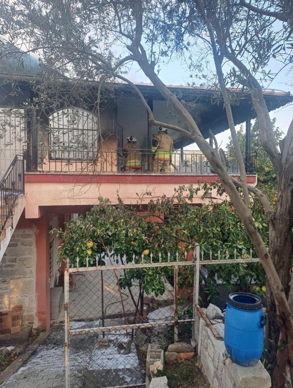 Samandağ’da ev yangını (Fotoğraflı) Cemal Kılınç HATAY (İHA) - Hatay’da müstakil evde yaşanan yangında alevler yükseldi. Yangın, itfaiye ekiplerinin hızlı müdahalesiyle çevreye sıçramadan söndürüldü. Yangın; Samandağ ilçesi Cemal Gürsel Mahallesi’nde bulunan 2 katlı müstakil evde yaşandı. Kısa sürede alevleri fark eden vatandaşlar durumu itfaiye ekiplerine bildirdi. İhbar üzerine bölgeye intikal eden ekipler alevlere müdahale etti. Can kaybı ve yaralanma yaşanmadan kısa sürede kontrol altına alınan yangında evde hasar oluştu.