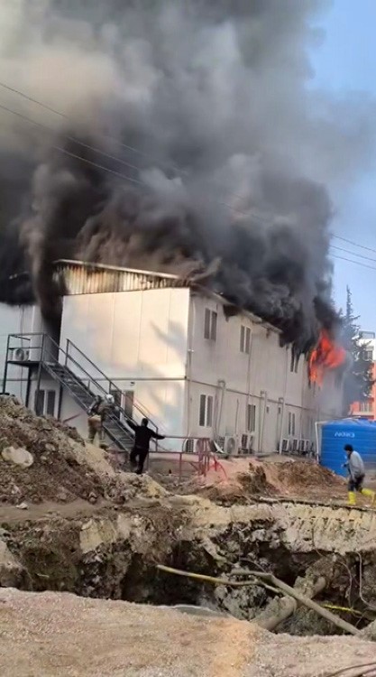 İşçilerin kaldığı konteyner yatakhane alevlere teslim oldu