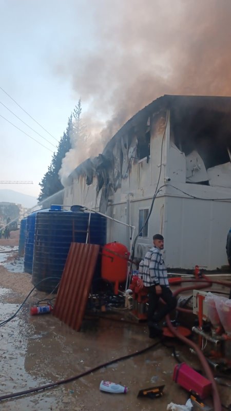 İşçilerin kaldığı konteyner yatakhane alevlere teslim oldu