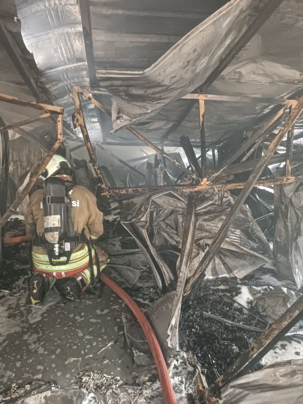 İşçilerin kaldığı konteyner yatakhane alevlere teslim oldu