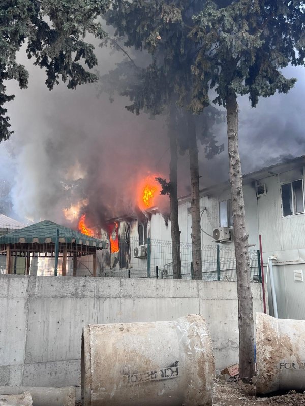 İşçilerin kaldığı konteyner yatakhane alevlere teslim oldu