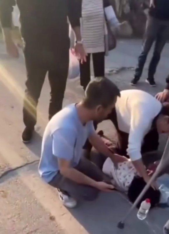  Anne ve 2 çocuğuna yaya geçidinde otomobil çarptı