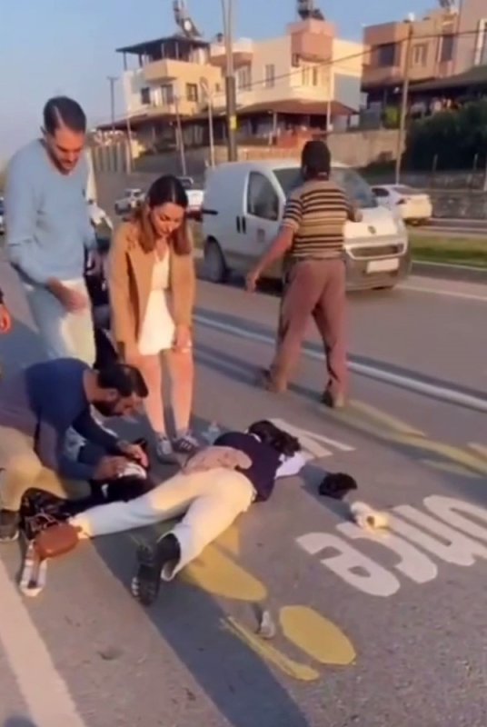  Anne ve 2 çocuğuna yaya geçidinde otomobil çarptı