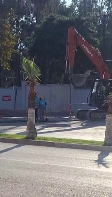 Soğuk havada ısınmak için kürekle halay çeken işçiler ilgi odağı oldu (Fotoğraflı) Esma Kural HATAY (İHA) - Hatay’da alt yapı işinde çalışan 2 işçinin, soğuk havada ısınmak için kürekle çektiği halay sosyal medyada ilgi odağı oldu. Dörtyol ilçesinde alt yapı sisteminin yenilenmesi için ekipler soğuk ve yağmur demeden çalışmalarını sürdürüyor. Geçtiğimiz günlerde sabahın erken saatlerinde soğuk havada ısınmak için kürekle halay çeken 2 işçinin o anları cep telefonu kamerasına yansıdı. İşçilerin kürekle halay çektikleri anlar ilgi odağı oldu. Soğuk havada ısınmak amacıyla arkadaşıyla birlikte halay çektiğini söyleyen Muhammet Ali Taşkın, "sabah malzeme beklerken, ısınmak amacıyla halay çekmişti. Hem ısınıyoruz, hem de çalışıyoruz" dedi.