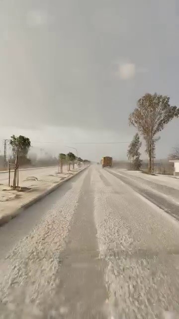 Dolu yağışı beyaza bürüdü