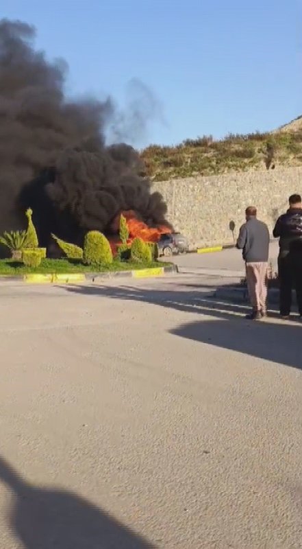 Seyir halindeyken yanmaya başlayan otomobil alevlere teslim oldu