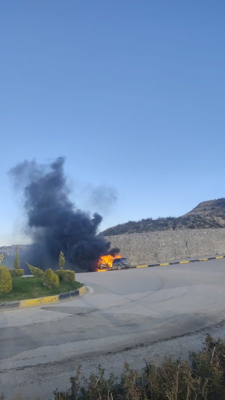 Seyir halindeyken yanmaya başlayan otomobil alevlere teslim oldu