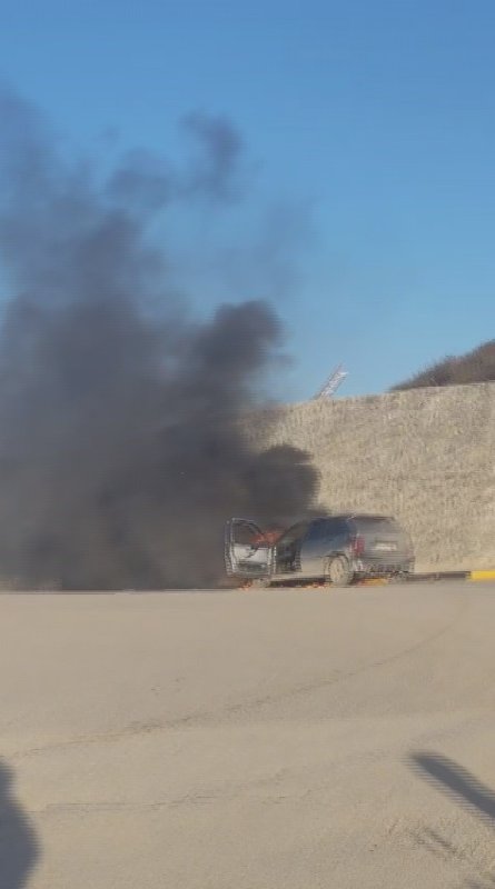 Seyir halindeyken yanmaya başlayan otomobil alevlere teslim oldu