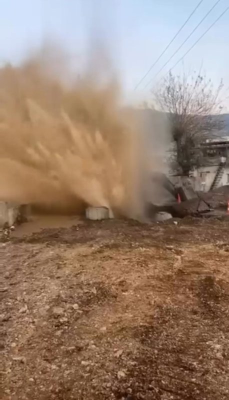 Ana su hattında yaşanan patlamada su metrelerce havaya fışkırdı