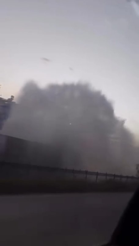 Ana su hattında yaşanan patlamada su metrelerce havaya fışkırdı