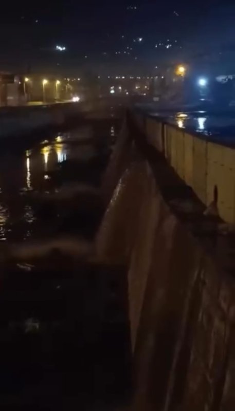 Ana su hattında yaşanan patlamada su metrelerce havaya fışkırdı