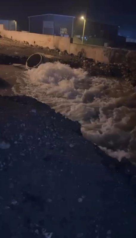 Ana su hattında yaşanan patlamada su metrelerce havaya fışkırdı