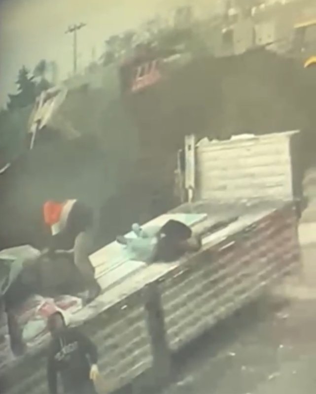 Tırdan yük indiren şahsa yıldırım isabet ettiği anlar kamerada