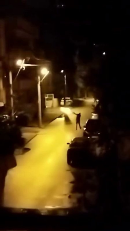 Yılbaşını kutlamak için evlerin bulunduğu sokakta havaya ateş açan şahıs yaptığıyla hayrete düşürdü