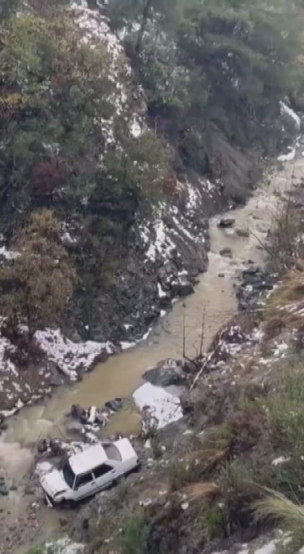 Metrelerce yüksekten dereye uçan otomobilden kendini atarak kurtardı