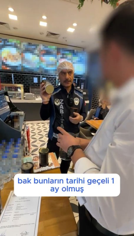 Alışveriş merkezindeki restoranlarda mide bulandıran görüntüler - Zabıta böcek yuvalarını tek tek görüntüledi (Fotoğraflı) Ogün Aslan HATAY (İHA) - Hatay'da Primemall Alışveriş Merkezi'nde zabıta ekipleri tarafından gerçekleştirilen denetimlerde, yemek katında faaliyet gösteren restoranlarda mide bulandıran görüntüler ortaya çıktı. Zabıta ekiplerinin böcek yuvası tespit ettiği iş yerinde ‘siz kendiniz kabul eder misiniz' sorusuna ‘kesinlikle doğru' yanıtı veren personel pes dedirtti. İskenderun Belediyesi Zabıta Müdürlüğü ekipleri, vatandaşların sağlıklı ve güvenli hizmet almasını sağlamak amacıyla Primemall AVM'nin yemek katında kapsamlı bir denetim gerçekleştirdi. Yapılan kontrollerde hijyen kuralları, ruhsat durumu, fiyat tarifeleri ve ürünlerin son kullanma tarihleri incelendi. Denetimler sırasında kurallara uymadığı tespit edilen çok sayıda restorana eksikliklerini gidermeleri yönünde uyarılarda bulunuldu. Yetkililer, özellikle hijyen standartları ve tüketici sağlığını ilgilendiren konularda işletmelerin daha dikkatli olması gerektiğini vurguladı. Zabıta ekipleri, eksikliklerin giderilmemesi halinde işletmelere cezai işlem uygulanacağını belirterek, denetimlerin aralıksız devam edeceğini ifade etti. Denetimler esnasında restoranlarda bulunan böcek yuvaları ve hijyen şartlarının unutulmasıysa mide bulandıran görüntüler ortaya çıkardı. Zabıta ekiplerinin tek tek görüntülediği böcek yuvaları hayrete düşürdü. Bir işletmede ağzı açık şekilde saklanan dondurmanın üzerine düşen kıl ve çeşitli maddeler görüntülendi.