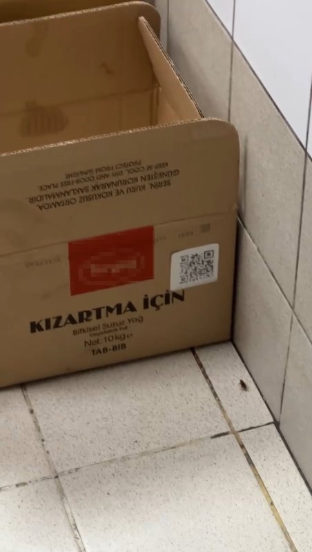 Alışveriş merkezindeki restoranlarda mide bulandıran görüntüler - Zabıta böcek yuvalarını tek tek görüntüledi (Fotoğraflı) Ogün Aslan HATAY (İHA) - Hatay'da Primemall Alışveriş Merkezi'nde zabıta ekipleri tarafından gerçekleştirilen denetimlerde, yemek katında faaliyet gösteren restoranlarda mide bulandıran görüntüler ortaya çıktı. Zabıta ekiplerinin böcek yuvası tespit ettiği iş yerinde ‘siz kendiniz kabul eder misiniz' sorusuna ‘kesinlikle doğru' yanıtı veren personel pes dedirtti. İskenderun Belediyesi Zabıta Müdürlüğü ekipleri, vatandaşların sağlıklı ve güvenli hizmet almasını sağlamak amacıyla Primemall AVM'nin yemek katında kapsamlı bir denetim gerçekleştirdi. Yapılan kontrollerde hijyen kuralları, ruhsat durumu, fiyat tarifeleri ve ürünlerin son kullanma tarihleri incelendi. Denetimler sırasında kurallara uymadığı tespit edilen çok sayıda restorana eksikliklerini gidermeleri yönünde uyarılarda bulunuldu. Yetkililer, özellikle hijyen standartları ve tüketici sağlığını ilgilendiren konularda işletmelerin daha dikkatli olması gerektiğini vurguladı. Zabıta ekipleri, eksikliklerin giderilmemesi halinde işletmelere cezai işlem uygulanacağını belirterek, denetimlerin aralıksız devam edeceğini ifade etti. Denetimler esnasında restoranlarda bulunan böcek yuvaları ve hijyen şartlarının unutulmasıysa mide bulandıran görüntüler ortaya çıkardı. Zabıta ekiplerinin tek tek görüntülediği böcek yuvaları hayrete düşürdü. Bir işletmede ağzı açık şekilde saklanan dondurmanın üzerine düşen kıl ve çeşitli maddeler görüntülendi.