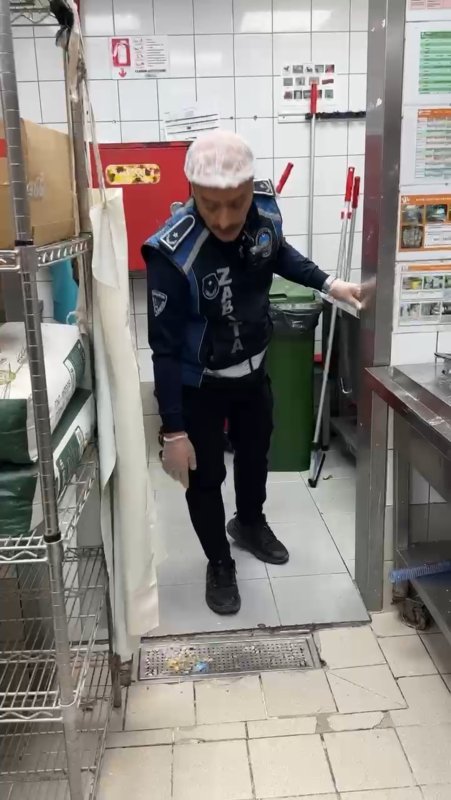 Alışveriş merkezindeki restoranlarda mide bulandıran görüntüler - Zabıta böcek yuvalarını tek tek görüntüledi (Fotoğraflı) Ogün Aslan HATAY (İHA) - Hatay'da Primemall Alışveriş Merkezi'nde zabıta ekipleri tarafından gerçekleştirilen denetimlerde, yemek katında faaliyet gösteren restoranlarda mide bulandıran görüntüler ortaya çıktı. Zabıta ekiplerinin böcek yuvası tespit ettiği iş yerinde ‘siz kendiniz kabul eder misiniz' sorusuna ‘kesinlikle doğru' yanıtı veren personel pes dedirtti. İskenderun Belediyesi Zabıta Müdürlüğü ekipleri, vatandaşların sağlıklı ve güvenli hizmet almasını sağlamak amacıyla Primemall AVM'nin yemek katında kapsamlı bir denetim gerçekleştirdi. Yapılan kontrollerde hijyen kuralları, ruhsat durumu, fiyat tarifeleri ve ürünlerin son kullanma tarihleri incelendi. Denetimler sırasında kurallara uymadığı tespit edilen çok sayıda restorana eksikliklerini gidermeleri yönünde uyarılarda bulunuldu. Yetkililer, özellikle hijyen standartları ve tüketici sağlığını ilgilendiren konularda işletmelerin daha dikkatli olması gerektiğini vurguladı. Zabıta ekipleri, eksikliklerin giderilmemesi halinde işletmelere cezai işlem uygulanacağını belirterek, denetimlerin aralıksız devam edeceğini ifade etti. Denetimler esnasında restoranlarda bulunan böcek yuvaları ve hijyen şartlarının unutulmasıysa mide bulandıran görüntüler ortaya çıkardı. Zabıta ekiplerinin tek tek görüntülediği böcek yuvaları hayrete düşürdü. Bir işletmede ağzı açık şekilde saklanan dondurmanın üzerine düşen kıl ve çeşitli maddeler görüntülendi.