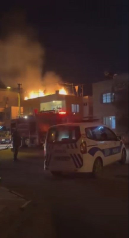Hatay'da müstakil evin terası alevlere teslim oldu