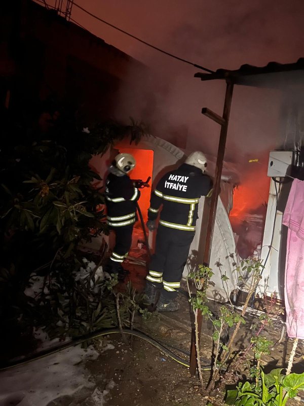 Altınözü’nde konteyner ve çadır yandı