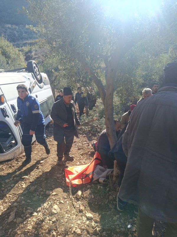 Öğrenci servisi zeytinliğe uçtu: 5 yaralı