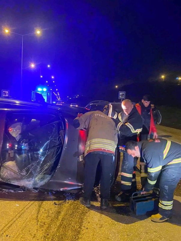 Vidanjöre çarparak devrilen otomobilin sürücüsü yaralandı