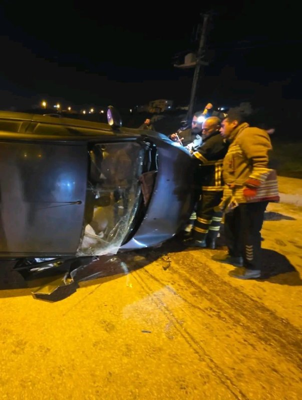 Vidanjöre çarparak devrilen otomobilin sürücüsü yaralandı