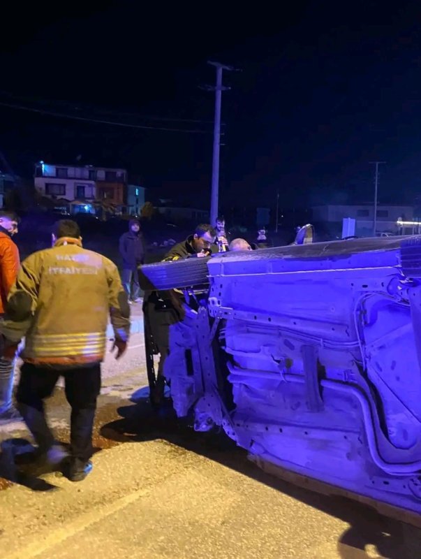 Vidanjöre çarparak devrilen otomobilin sürücüsü yaralandı