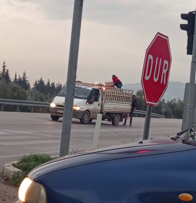 Kamyonetin alevlere teslim olmasının önüne sürücünün gayreti geçti